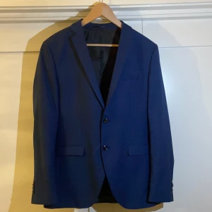 Kostym med medföljande bälte - Säljer min Jack & Jones kostym då jag växt ur den. Den är använd ett fåtal gånger och är i ett väldigt bra skick. Perfekt kostym för dig som tex ska konfirmera sig. Bältet fås med gratis vid smidig affär.  Tveka inte att höra av dig vid frågor!