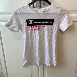 Champion t-shirt - Tight kvinnosyd t-shirt från champion