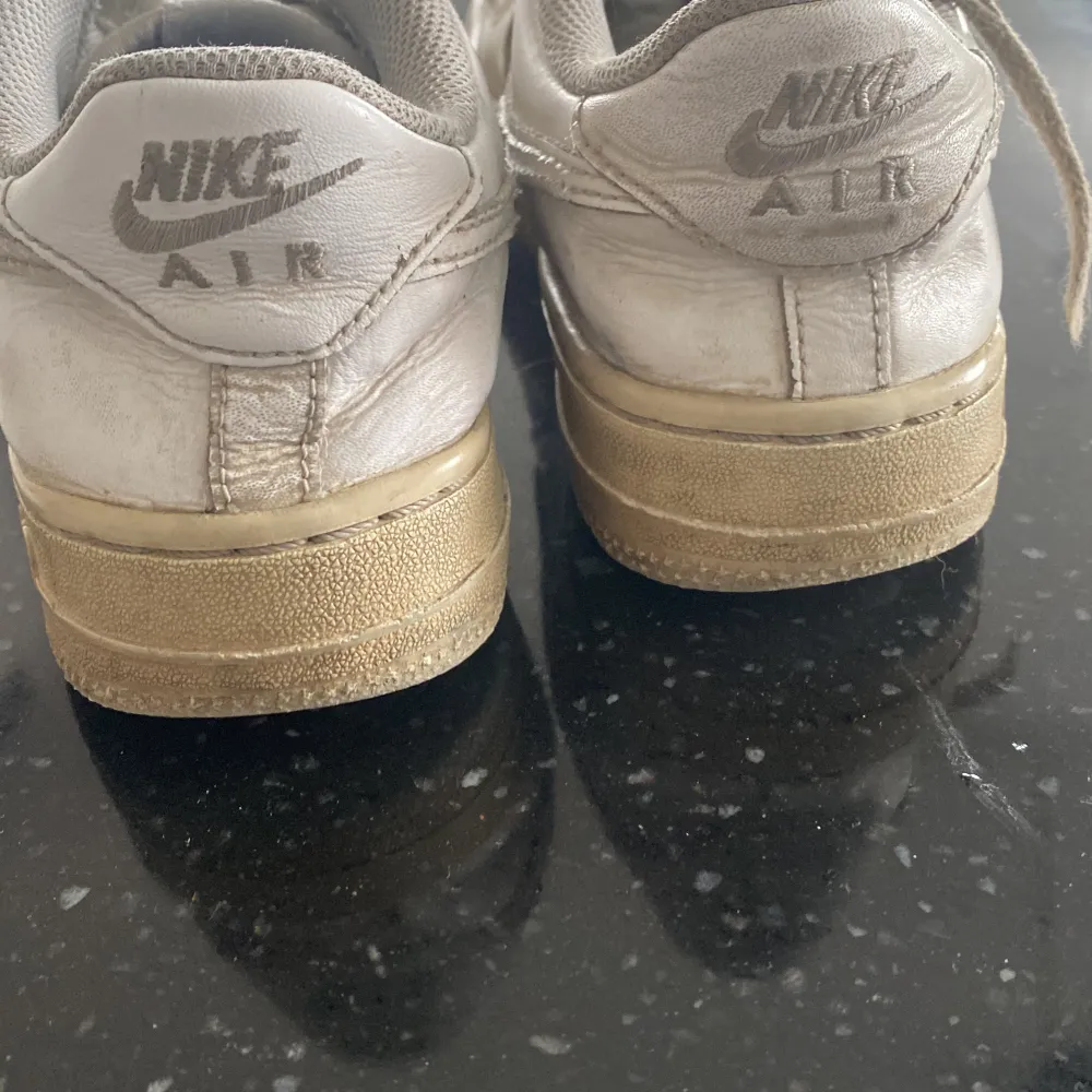 Jag säljer vita Nike air force. Säljer för 100 kronor eftersom de slitna, pris kan diskuteras. Skosnöre finns men är inte med bilden men lovar att det finns. De är inte så rena men man kan tvätta eller sätta i egna. . Skor.