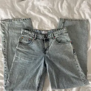 Säljer dessa ”low rise parallel jeans” från Motel Rocks💗 använda en gång så fortfarande i nyskick!  i färgen 80s light blue wash, så passar bra till sommaren🌟 nypris 71€ (ca 820kr)❣️