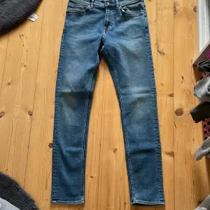 Ett par extremt snygga Tiger of Sweden jeans.  använda ett fåtal gånger. Extremt fräscha. Storlek:30 och längden är 76 cm. Tveka inte att höra av er vid frågor.   Passform: skinny 