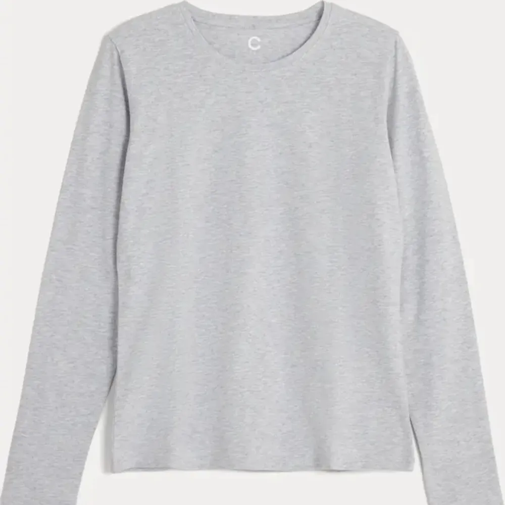 En grå långärmad tröja från Cubus,aldrig använd och lappen sitter kvar🤍. Toppar.