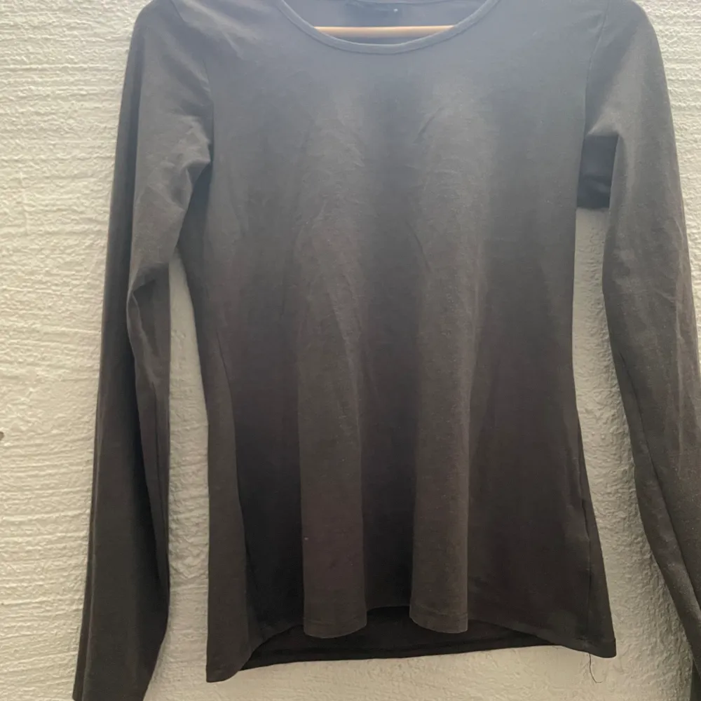 Säljer nu denna basic mörk gråa tighta tröjan. Jättesnygg o i mycket bra skick!😍. Tröjor & Koftor.