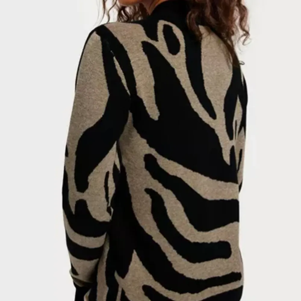 Super snygg leopardmönstrad tröja och använd högst 2 gånger. Som ny. . Tröjor & Koftor.