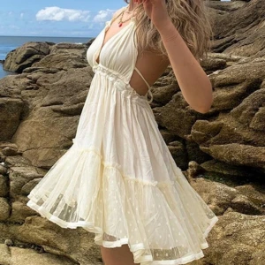 Sommarklänning - Fin sommarklänning!! Aldrig använd då jag tycker den är alldelles för kort för mig. (Första och sista bild lånad). Den är i nysskick🥰