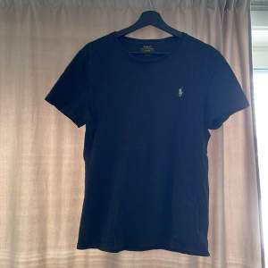 Mörkgrå Ralph Lauren T-shirt Strlk: M • 175/96A (Slim-fit)  Testat t-shirten (var för smal för mig)  