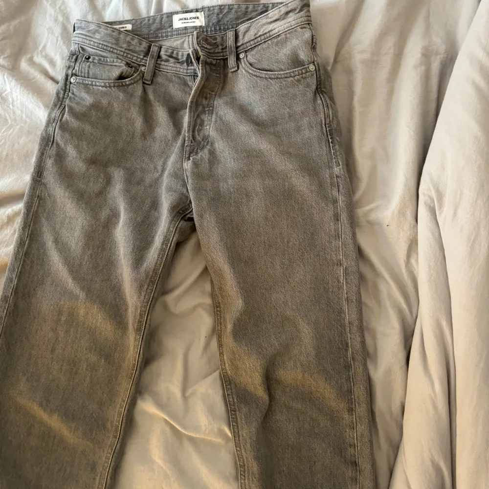 Säljer min killes grå jeans från Jack&Jones🫶 använda 2-3 gånger och är som nya🫶 ny pris 600kr😙pris går att diskutera . Jeans & Byxor.