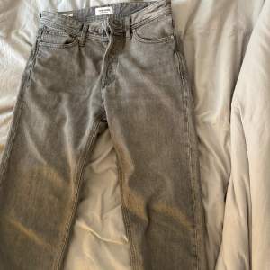 Säljer min killes grå jeans från Jack&Jones🫶 använda 2-3 gånger och är som nya🫶 ny pris 600kr😙pris går att diskutera 