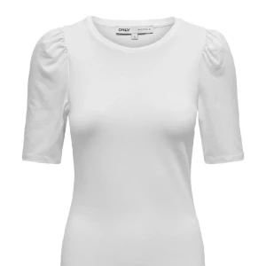 Puffärmad t-shirt - Säljer denna jätte fina tröja från only💗 Den är endast andvänd ett fåtal gånger. Skriv via intresse eller frågor💞