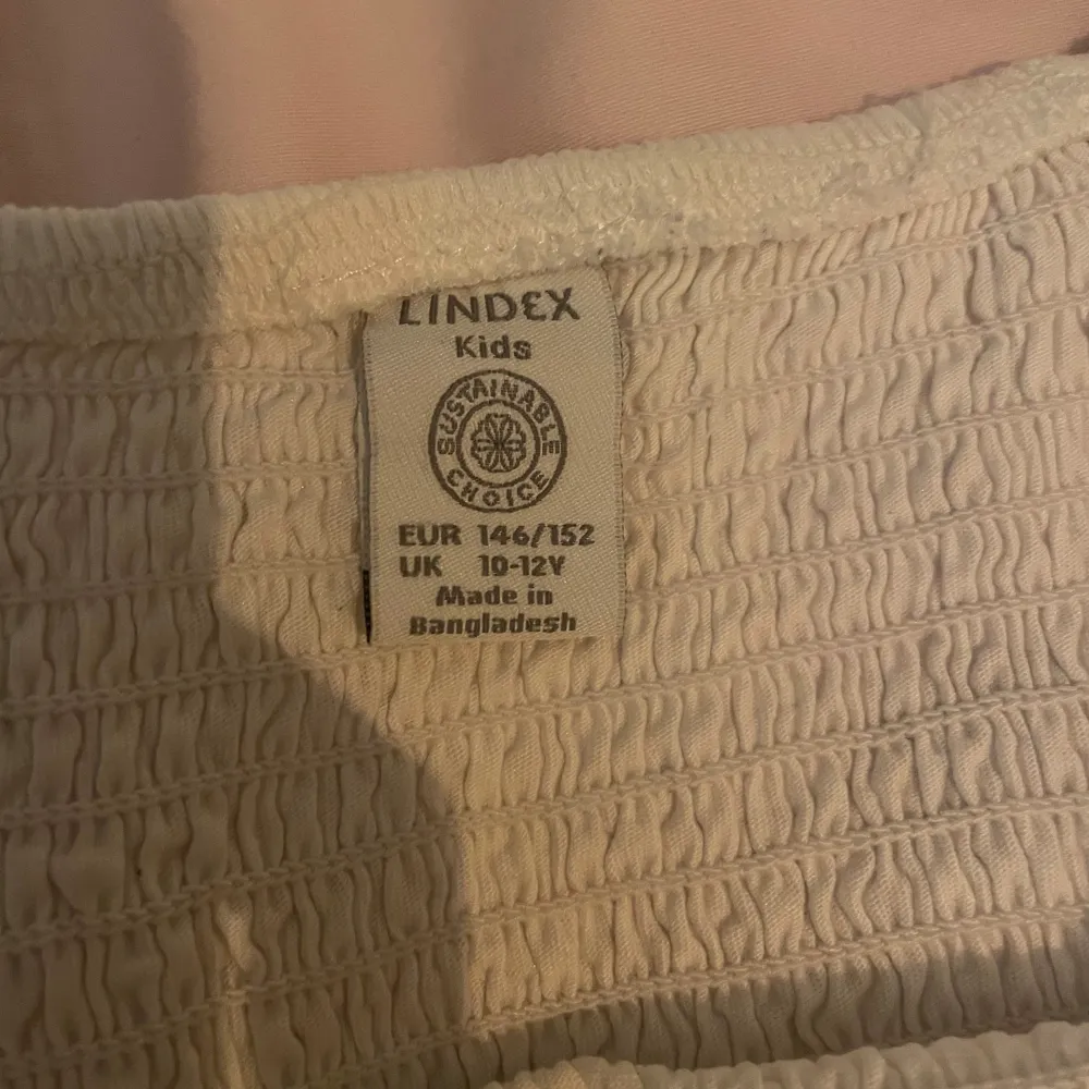 Nu har jag bestämt mig för att sälja denna supersöta tröjan från Lindex kids. Storlekarna finns på den andra bilden.Tröjan har inga defekter och har används några fåtal gånger. Tryck gärna på ”köp nu” om ni är intresserade.. Toppar.
