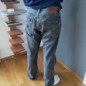 Levis jeans - Gråsvarta Levis jeans i storlek 30/32, nyskick 