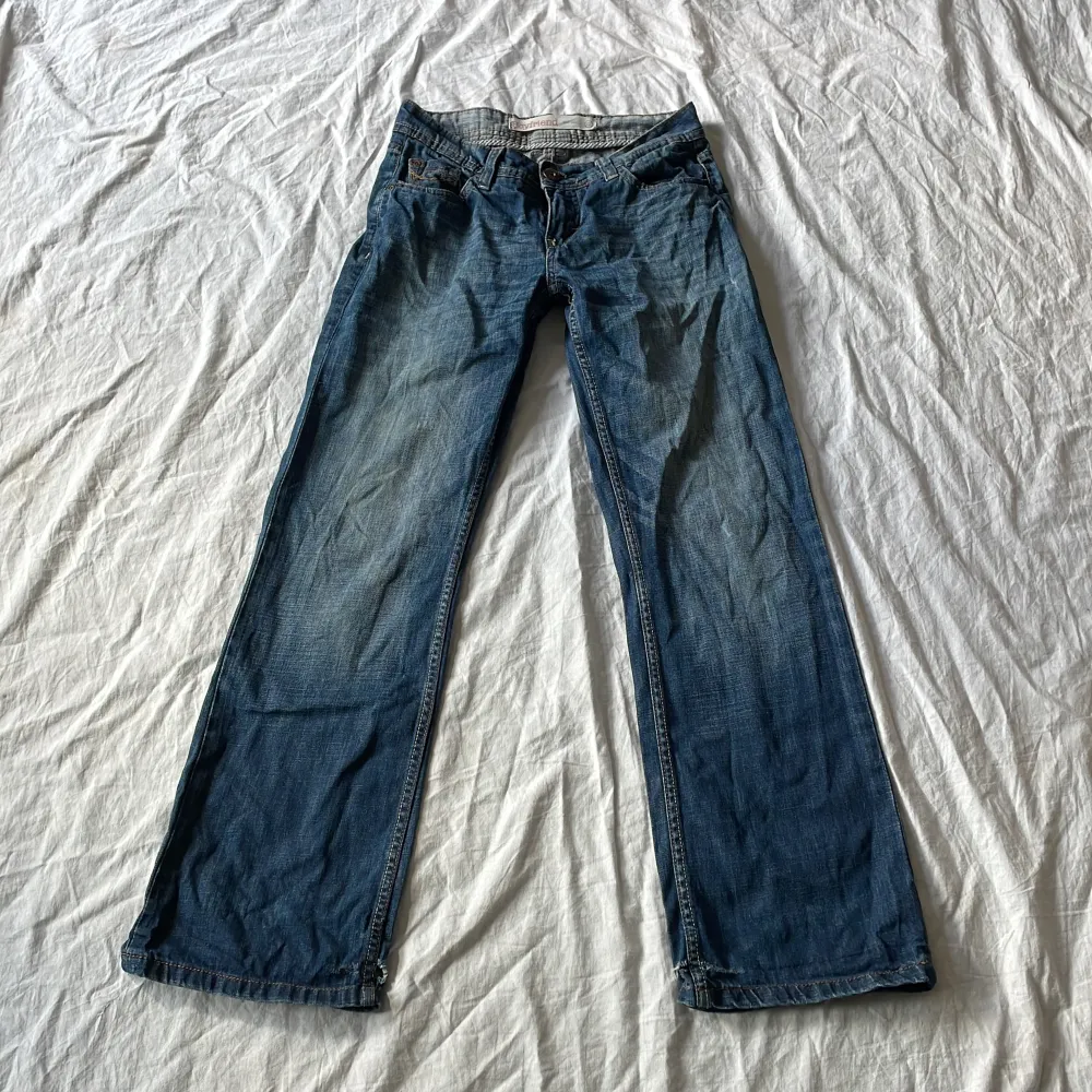 De är lite urtvättade (materialet lite tunnare än nya jeans) och det finns andra små defekter (sista bilderna), utöver det är de i bra skick, mått: midjemått rakt över 37 benöppning 23 grenhöjd 19,5 Innerbenslängd 75cm. Skulle säga att de är midrise💗. Jeans & Byxor.