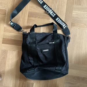 Tote bag Stronger - Svart tote bag från Stronger. Använd 1x 🖤 Perfekt storlek i vardagen. Dator och träningskläder får plats!