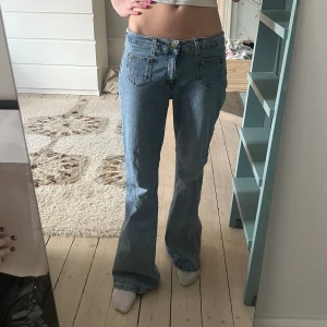 Super coola jeans  - Säljer dessa jätte coola jeans då de är lite stora på mig. De är väldigt långa och har super coola detaljer under knät. Dom har fickor framtill men inga bakfickor. Det står att dom är storlek L men skulle säga att de mer är som en M.
