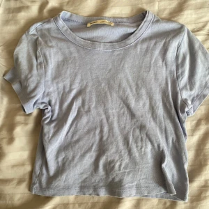 Pull&bear tröja - En tröja från pull&bear den är en magtröja och den har fin färg, ganska ny 