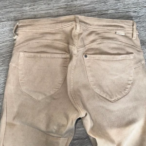 Jeans som formar rumpan från H&M - Storlek 25/30 i beige färg 