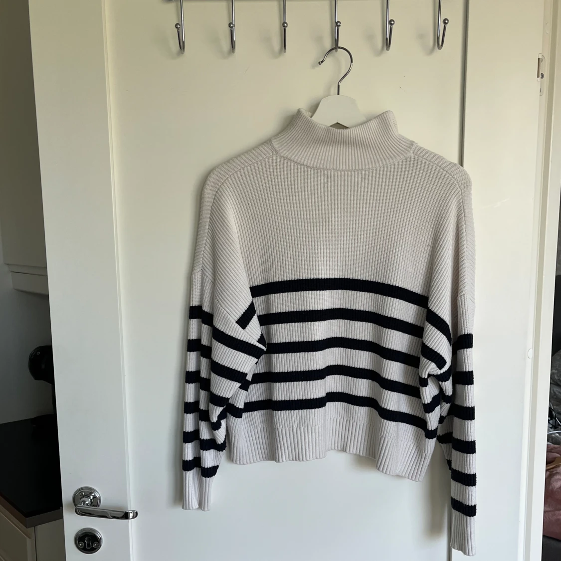 Vit/randig stickad tröja  - 90