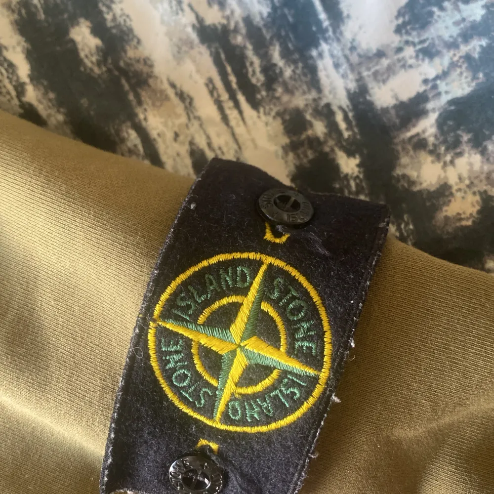 Detta är en stone island hoodie i storlek S. Tröjan är köpt på NK till ett pris av 3800 förra sommaren men inte använts så mycket då den snabbt blev för liten. . Hoodies.