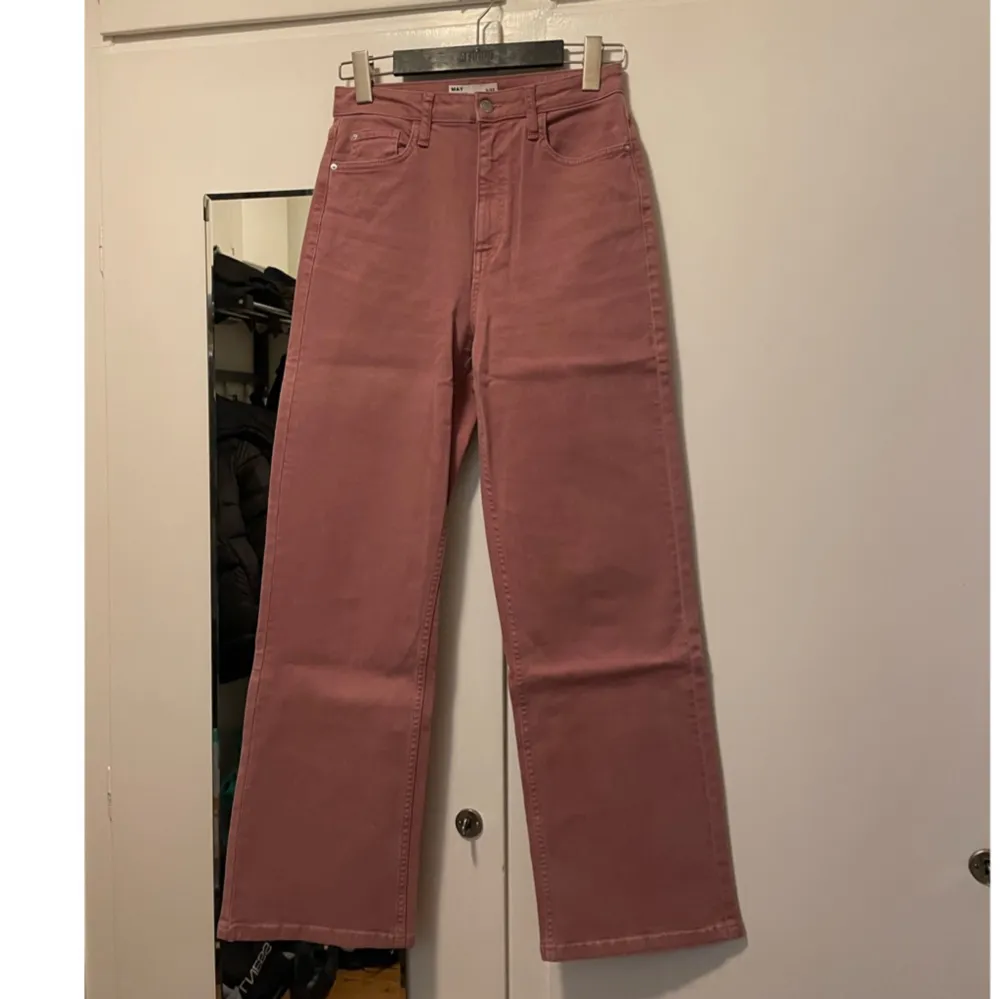 Högmidjade vida jeans från Cubus, använda fåtal gånger. S/32. Färgen är smutsrosa:). Jeans & Byxor.
