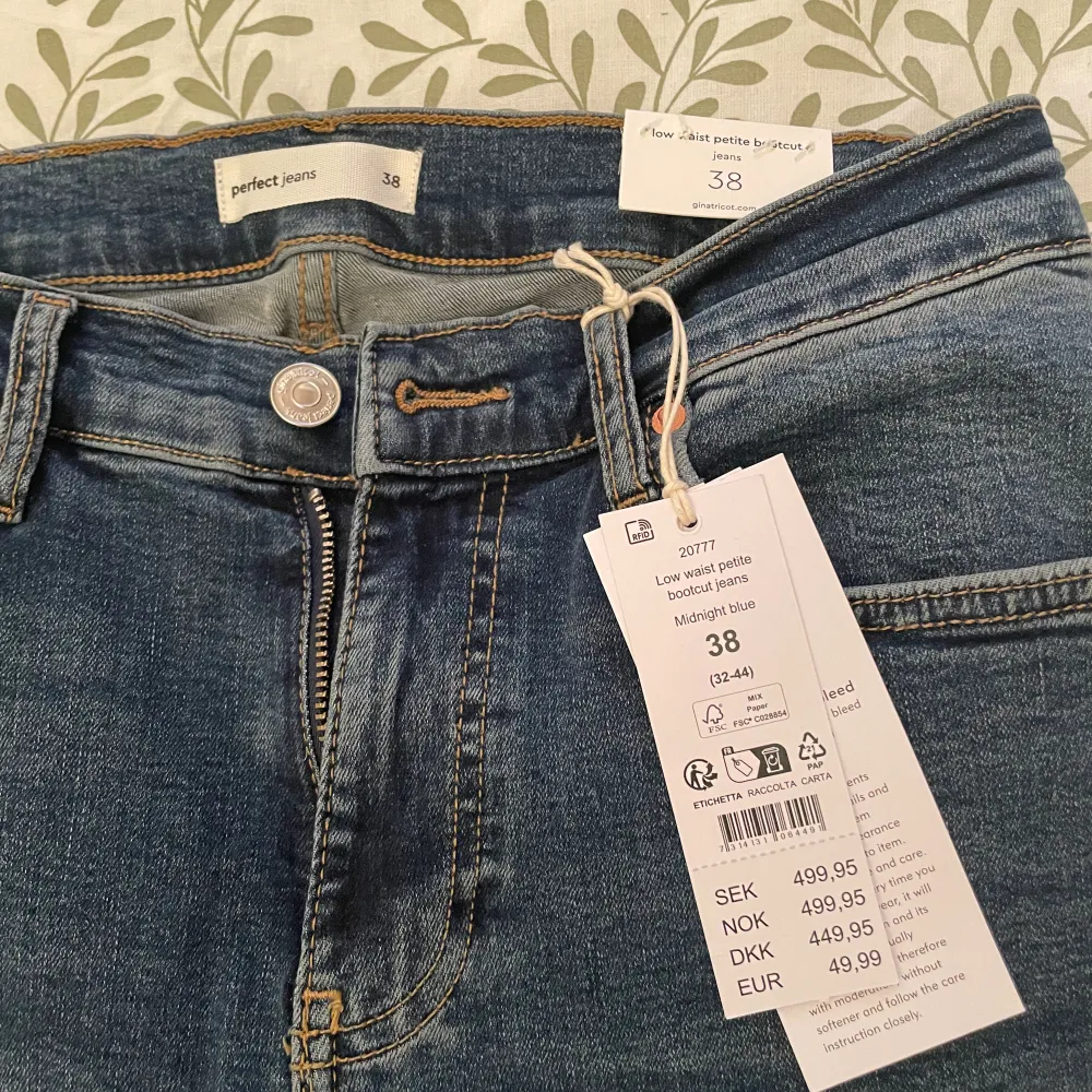 Säljer dessa Bootcut jeans då de var alldeles för korta för mig som är 161 cm . Jeans & Byxor.