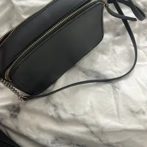 En svart väska ifrån H&M.