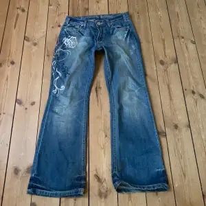 lowwaist jeans med print i fint skick, storlek 36💕postar/möts upp i centrala stockholm:)