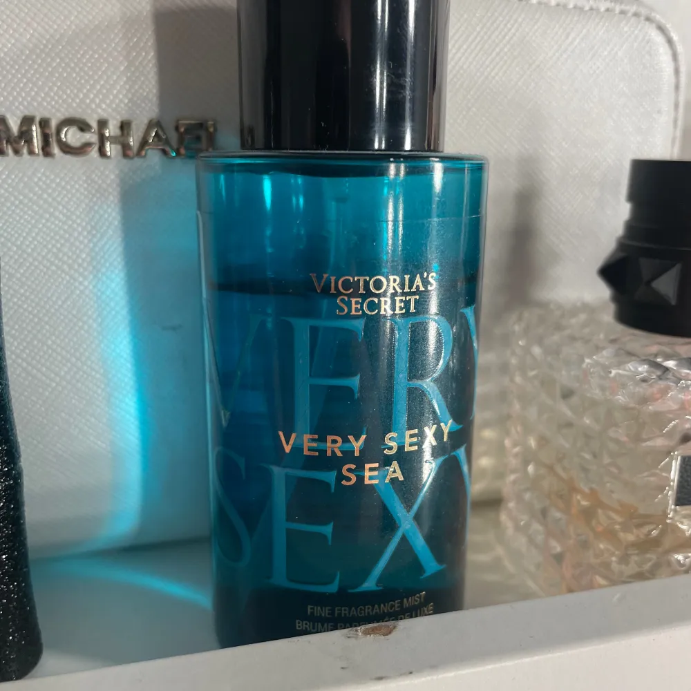 Säljer denna parfym från Victoria secret då den inte kommer till användning . Accessoarer.