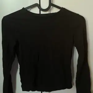 3 st basic långärmade tröjor från Kappahl. 2 st svarta och 1 vit. Alla är i storlek 134/140. 70 kr för alla, eller 25 kr st