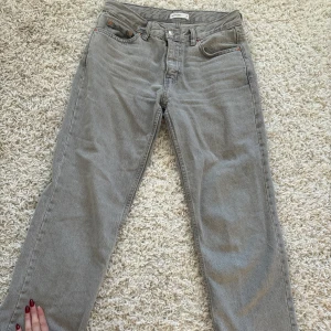 Raka jeans med låg midja - Raka jeans från Gina med låg midja 