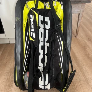 Tennisväska Babolat - Stor tennisväska från Babolat, använd men i gott skick. 