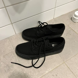 Nike janoski sneakers  - Säljer mina svarta janoski sneakers från Nike, storlek 38,5 använt men fint skick🤍
