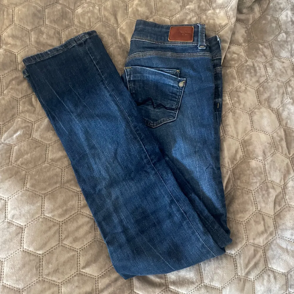 Säljer mina superfina PepeJeans (liknar LTB;s VALERIE modell) i storlek w:25 l:32💛Mycket bra skick. Står mid waist men skulle mer säga att de sitter som low waist, använda fåtalet gånger, säljer då jag tycker att de är något små på mig💖Nypris 850kr. Jeans & Byxor.