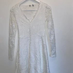 Studentklänning - Använd 1 gång Storlek XS Från nelly men lappen är bortklippt Jättefin på