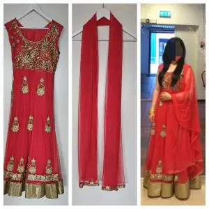 Fin indisk klänning köpt från London.Klänningen är använd endast 1 gång och är i mycket fint skick.  Storlek: M/L (Passar en 38/40) Färg: Korall röd  Material:Chiffon Klänningen går att sy in eller göra större. Nypris:1500 ❌️Seriösa köpare❌️