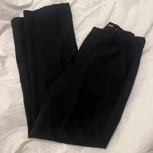 Kostymbyxor - Svarta kostymbyxor som inte kommer till användning. 