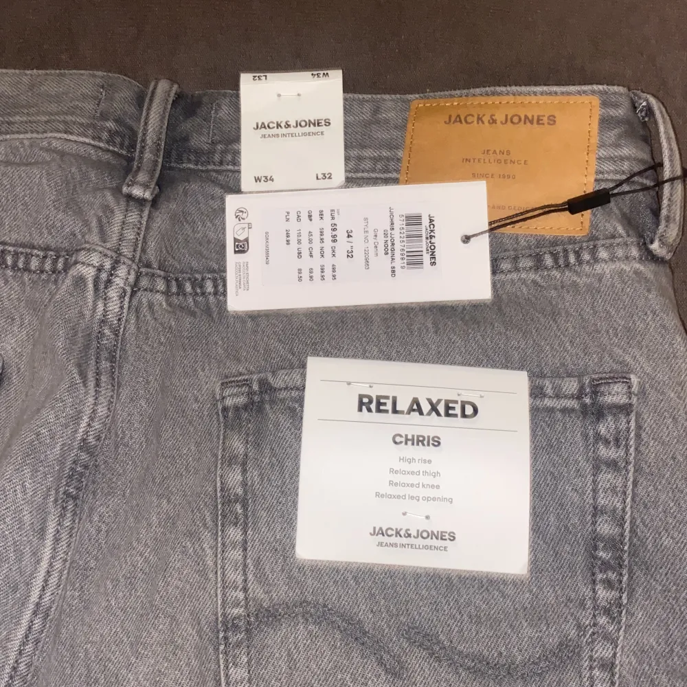 Jack & Jones jeans till salu då ja köpte dom på Zalando. Men tyvärr var dom för stora på mig. Men ja skulle nog säga att dom e lite baggy och relaxed som sagt men om du gillar sånt är det bara att skriva.. Jeans & Byxor.