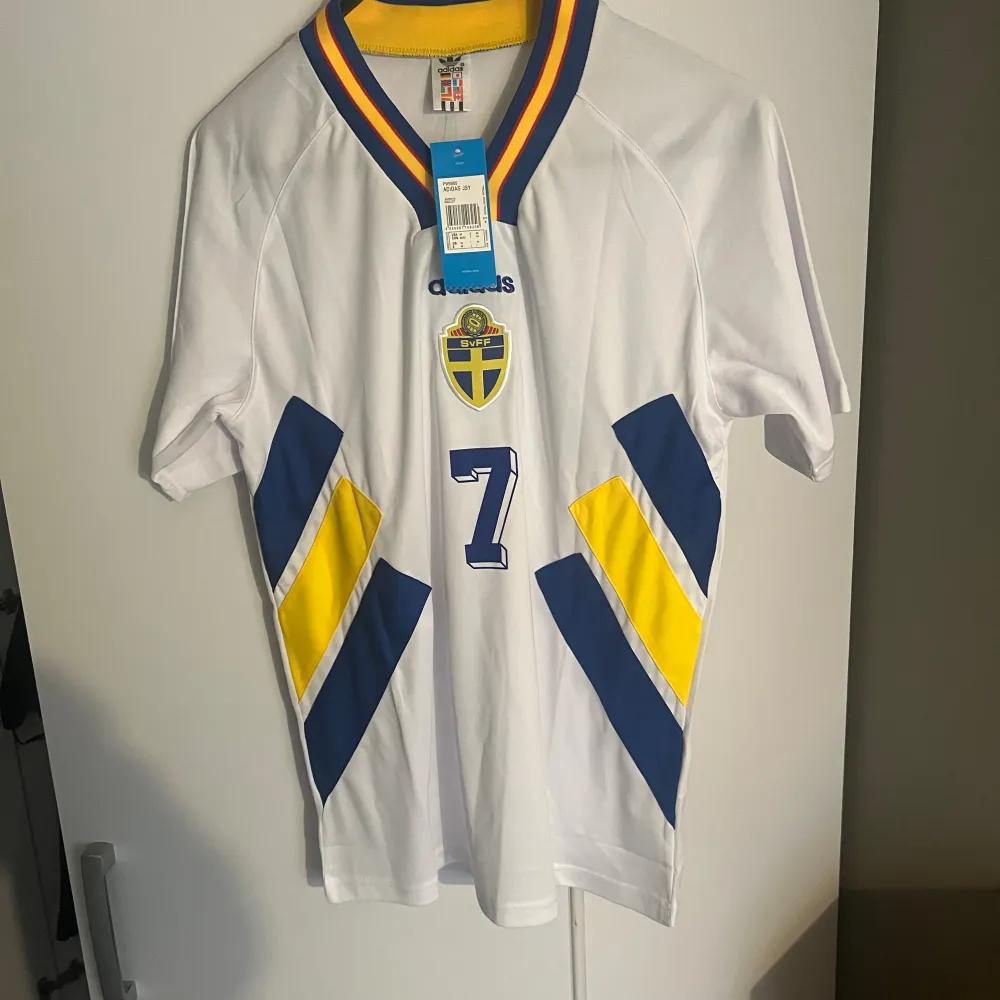 Henrik Larsson Vm94 size L oanvänd perfekt till sommaren. T-shirts.
