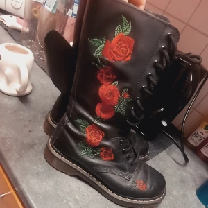 Äkta dr.martens med rosor - Knappt använda - storleken har suddats ut men uppskattar 37/38