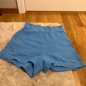 Blåa shorts💙 - -Luftiga shorts -Linnematerial  -Blåa -Bekväm