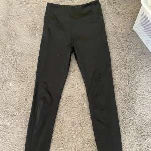 Gympa byxor med fickor - Super fina gympa/tränings byxor med fickor. Bra skick. Stretchigt material så passar storlek S också. Fickorna djupa nog till en mobil. Kontakta privat för mått och fler bilder. Texten på bild 4 har försvunnit men det är den enda skadan❤️