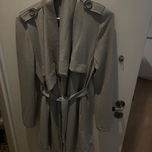 Vårjacka - Vårjacka / kappa från objekt. Såååå snygg 