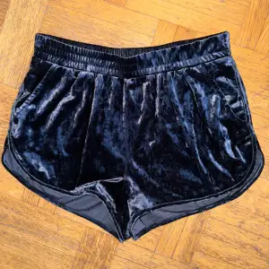 Mörkblåa sköna sammet shorts storlek S men passar M. De har fickor, supersköna.