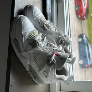 Air Jordan 4 Retro Oreo - Väldigt bra skick, äkta! använda 2 gånger. Storlek 40 för män, så det hade funkat med en kvinna som har storlek 41.   Så fina men säljer då det tyvärr ej är min stil längre.  Priset går att förhandla vid snabb affär. 