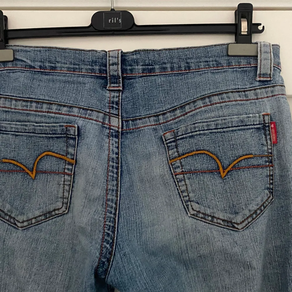 Säljer dessa såå snygga lågmidjade jeans som jag köpte i Cypern, det står storlek 12 men jag har normalt 36 i jeans och är 170cm lång 💕. Jeans & Byxor.
