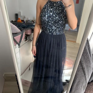 Balklänning  - Säljer min Balklänning från balen 2023 nu när det är dags igen! Den är i fint skick har använts en gång (balen då) och är så fin, paljetter upptill och mesh tyg nedtill med underkjol. Nypris 1500, pris 900 kr