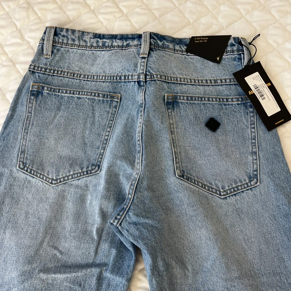 De perfekta blåa jeansen för din garderob! Dessa Abrand Jeans är helt nya och oanvända. Jätte fina i verkligheten men passade inte min storlek.    10/10 i skick.  Ordinare Pris : 990kr  Mitt Pris: 490kr    🙂. Jeans & Byxor.