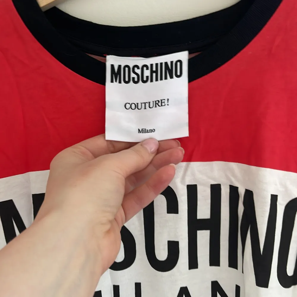 Supercool tshirt från moshino. Står storlek L men tycker den är schysst oversized. . T-shirts.