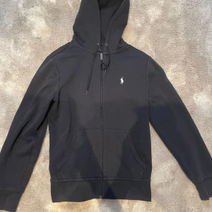 Ralph lauren zip hoodie - Säljer nu denna snygga Ralph lauren zip hoodie. Modellen är ca 175 cm och tröjan är xs. Tröjan är sparsamt använd, därav skick 9/10.