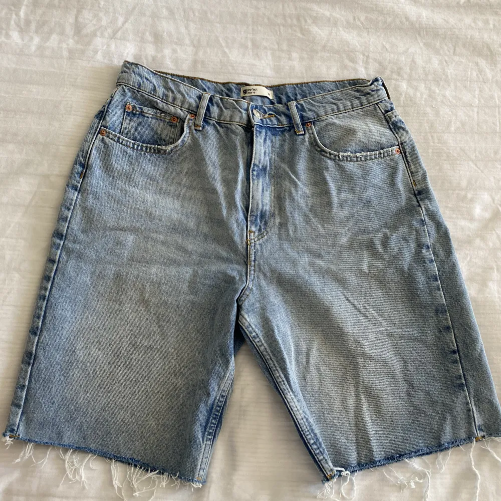 Slutsålda jeansshorts från Gina Tricot i storlek 38!💙. Shorts.