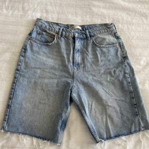 Slutsålda jeansshorts från Gina Tricot i storlek 38!💙